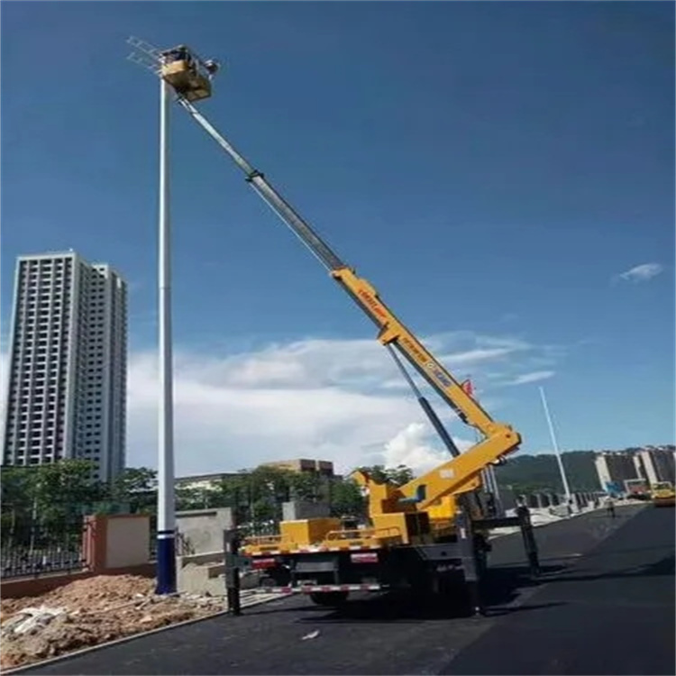 卢氏维修路灯的曲臂升降车出租